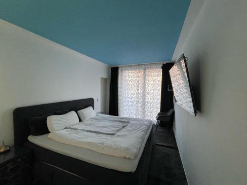 een slaapkamer met een bed en een raam bij Friesenwall Apartments in Keulen