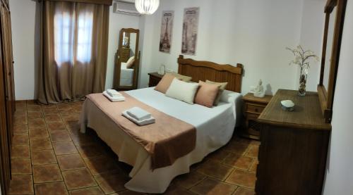 um quarto com uma cama com duas toalhas em CASA LAURA em Iznájar