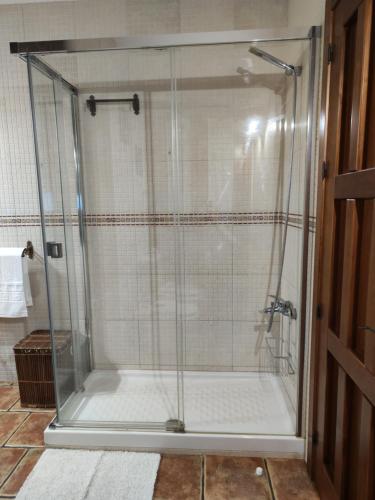um chuveiro com uma caixa de vidro na casa de banho em CASA LAURA em Iznájar