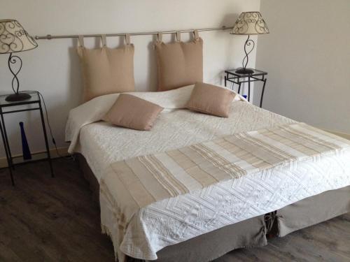 une chambre avec un grand lit avec deux lampes dans l'établissement Cannes Croisette Two bedrooms, à Cannes