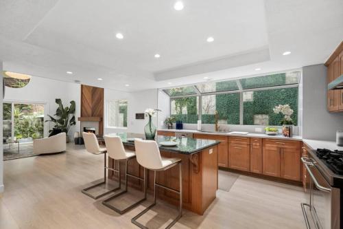 een keuken met een groot eiland met witte aanrechtbladen bij Asian Oasis Stunning Canyon Views - Luxury Home in Glendale