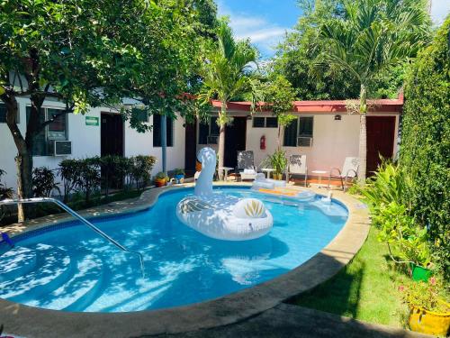a pool with an inflatable swan in a yard at Hostal Clary in León