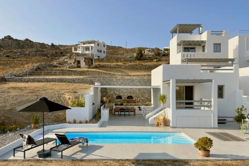 uma villa com uma piscina e uma casa em Isychos House em Mikri Vigla