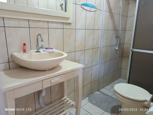 łazienka z umywalką i toaletą w obiekcie Pousada Anturio w mieście Barra Velha