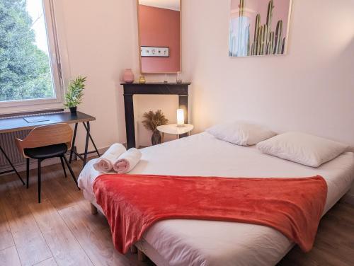 - une chambre avec un grand lit, un bureau et une chaise dans l'établissement Le Cocon Bleu - Appartement Calme - Parking Gratuit - Fibre, à Arras