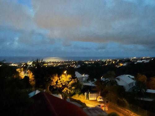 - Vistas a la ciudad por la noche con luces en Location studio meublé 49€/nuit, en Sainte-Clotilde