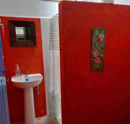 baño con lavabo y pared roja en Hacienda San Francisco, en Venecia