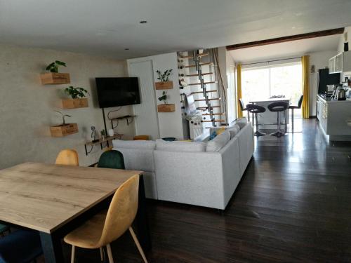 雷澤的住宿－Maison cosy - 10min Nantes, gare et aéroport，客厅配有白色的沙发和桌子