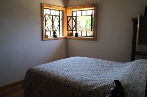 Schlafzimmer mit einem Bett und einem Fenster in der Unterkunft Casa Alquiler Vacacional Maitea Ladrido del Viento in Belén de Escobar
