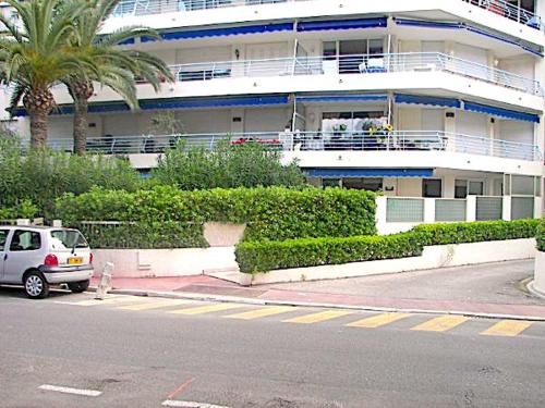 une voiture garée devant un grand bâtiment dans l'établissement Cannes Croisette Two bedrooms, à Cannes