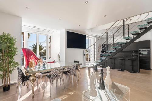 une cuisine et une salle à manger avec une table et des chaises dans l'établissement 8H - Appartement Penthouse 4 chambres, à Cannes
