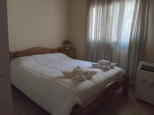 1 dormitorio con 1 cama con 2 toallas en Departamento San Rafael en San Rafael