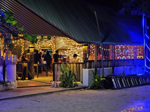 a night view of a restaurant with christmas lights at Madi Giri Guest House in Maalhos