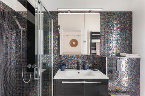 une salle de bain avec un lavabo, une douche et un miroir dans l'établissement 8H - Appartement Penthouse 4 chambres, à Cannes
