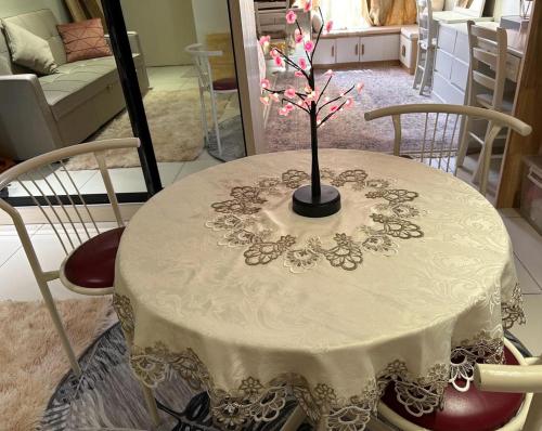 een witte tafel met een vaas erop bij Lovely Luxury in Kajang