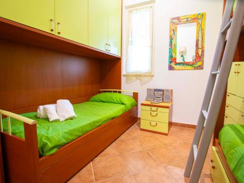 1 Schlafzimmer mit 2 Etagenbetten und einem Spiegel in der Unterkunft VILLA ANGELA TRABIA in Trabia