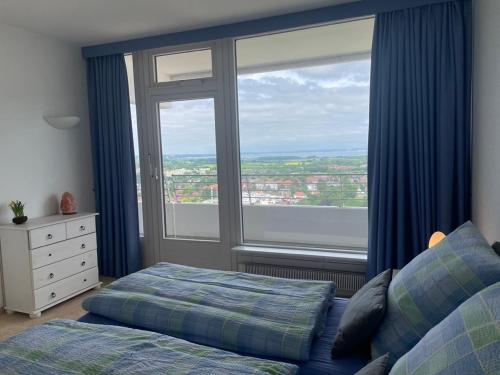 מיטה או מיטות בחדר ב-Meeresrauschen 2-Zimmer App mit Meerblick 28 Etage am Strand gelegen