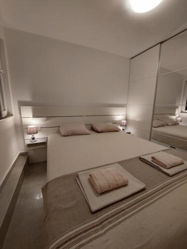 Apartments KUS Ugljan tesisinde bir odada yatak veya yataklar