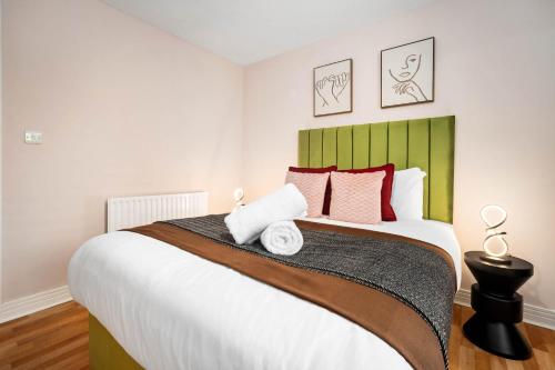 a bedroom with a large bed with red and white pillows at Luxury 2 Bedroom Apartment - Parking - Nr Birmingham City Centre - 2WH - Top Rated in Birmingham