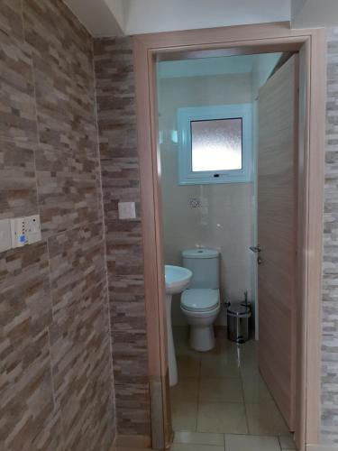 Ένα μπάνιο στο Luxury Cozy Apartment near NISSI BEACH
