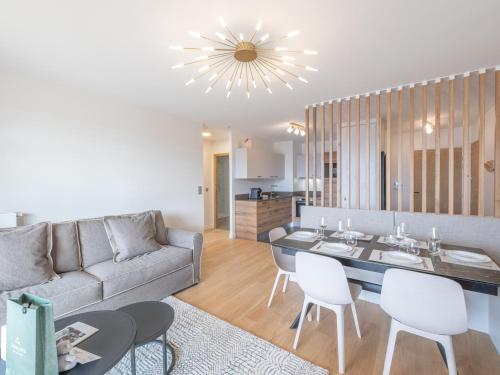 un salon avec un canapé et une table dans l'établissement Appartement Neuf de Standing, 400m du Centre, 3 Chambres, Proche Pistes, Parking Inclus - FR-1-645-49, à Huez