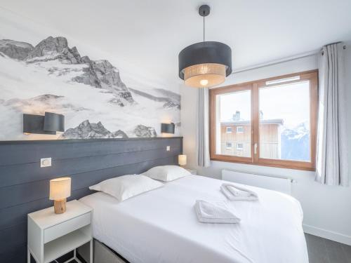 a bedroom with a bed and a wall with a mountain mural at Bel appartement neuf 8 pers, proche pistes, parking inclus - FR-1-645-49 in LʼHuez