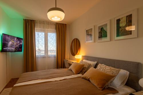 溫科夫齊的住宿－Apartman NEBO，一间卧室设有一张床和一个窗口