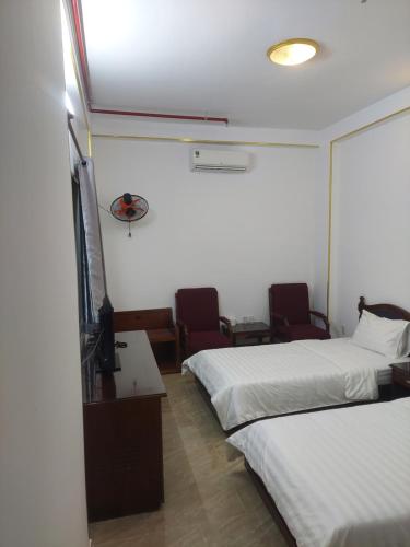 Säng eller sängar i ett rum på Khách Sạn Trung Mai