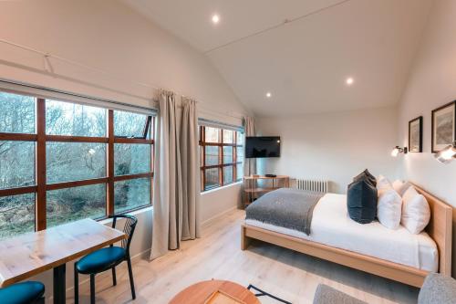 - une chambre avec un lit, une table et un bureau dans l'établissement Garður Stay Inn & Secret Lagoon, à Fludir