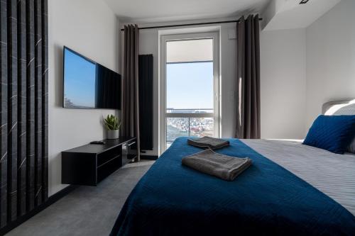 Ένα ή περισσότερα κρεβάτια σε δωμάτιο στο Nowe Apartamenty Warszawa Wiktoryn TV Smart WI-FI