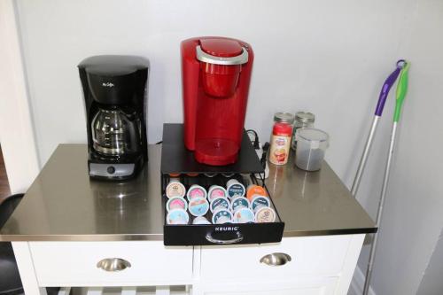 مرافق لصنع الشاي والقهوة في 5 minutes by car to OU, 2 Bedroom, 1.5 bath, Wi-Fi