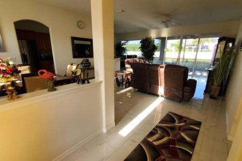 sala de estar con sofá y mesa en You are renting entire house, modern Florida home, en North Port
