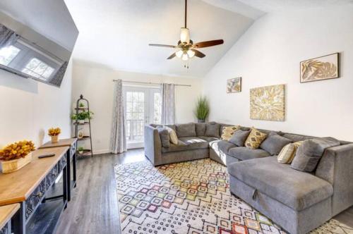 uma sala de estar com um sofá e uma mesa em Cheerful 3 bedroom house with patio em Auburn