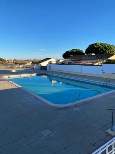 une piscine vide au-dessus d'un bâtiment dans l'établissement Maison avec jardin Résidence Horizon Bleu Vendres, à Vendres