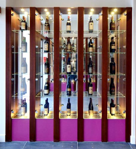 a display of bottles of wine in a window at Mela Verde in Zakręt