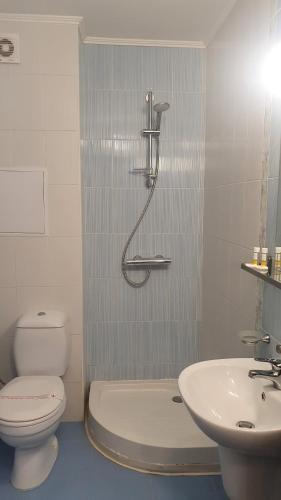 La salle de bains est pourvue d'une douche, de toilettes et d'un lavabo. dans l'établissement Апартамент Pamporovo Palace, à Pamporovo