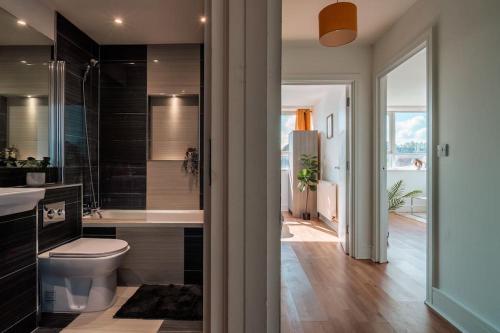 uma casa de banho com um WC, um lavatório e um chuveiro em Newley Decorated Central Maidstone Flat, Sleeps 4 em Maidstone