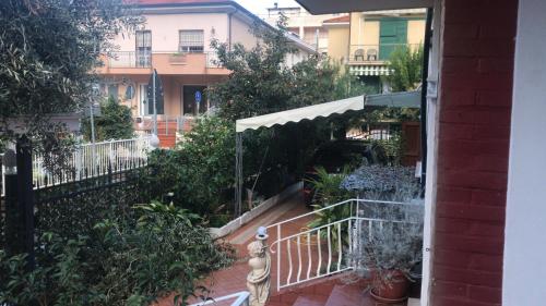 uma varanda de um edifício com uma cerca e uma boca de incêndio em Casa Lavinia al mare em Rimini