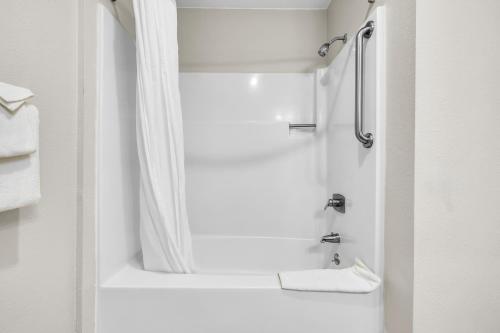 uma casa de banho com um chuveiro e um lavatório. em Bay Breeze Inn em Seaside