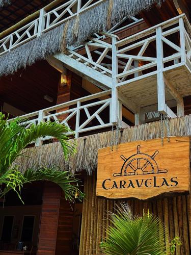 a sign that says caravans on the side of a building at Villa Caravelas Praia de Moitas in Amontada