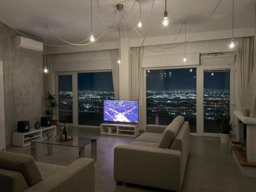 sala de estar con TV y sofá en Super panoramic new apartment in Casertavecchia en Caserta