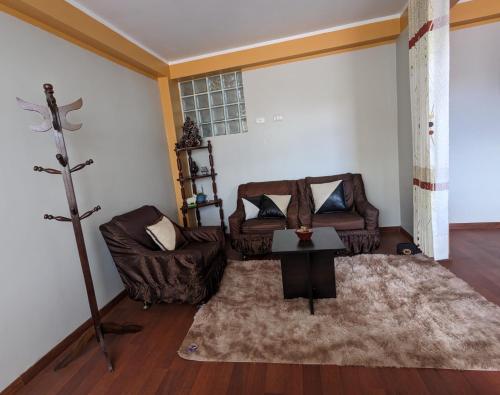 - un salon avec deux canapés et une table dans l'établissement MINIDEPARTAMENTO SICUANI, à Sicuani