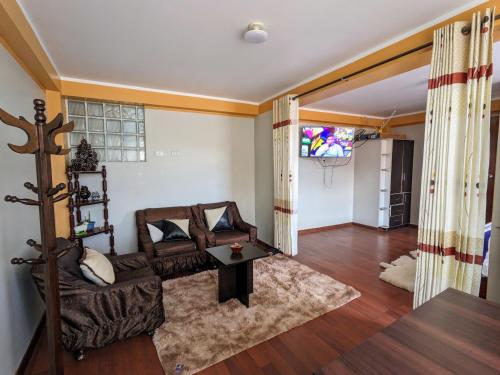 - un salon avec un canapé et une table dans l'établissement MINIDEPARTAMENTO SICUANI, à Sicuani