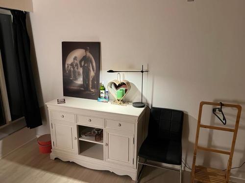 - une commode blanche avec un miroir et une chaise dans la chambre dans l'établissement Bed house by me K5-4, à Vester-Skerninge