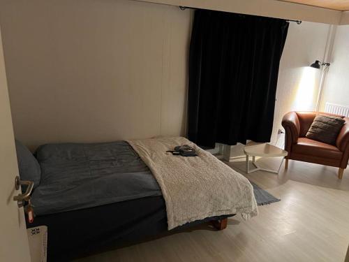 - une chambre avec un lit, un canapé et une chaise dans l'établissement Bed house by me K5-4, à Vester-Skerninge