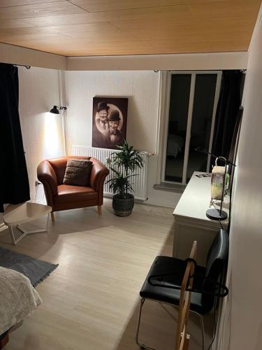 - un salon avec un canapé et une chaise dans l'établissement Bed house by me K5-4, à Vester-Skerninge