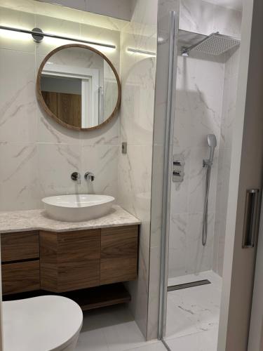 een badkamer met een wastafel en een douche met een spiegel bij Iris Han Hotel in Istanbul