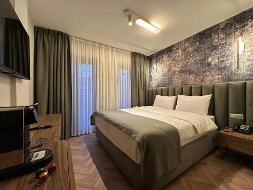 מיטה או מיטות בחדר ב-Iris Han Hotel