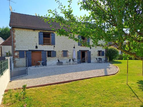 ein Haus mit einer Terrasse davor in der Unterkunft Chambres d'hôtes Le Clos Poli in Montigny-les-Monts