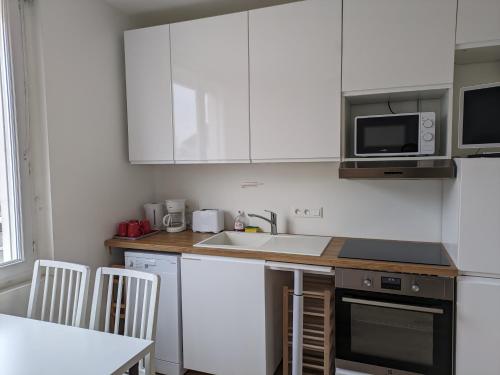 Η κουζίνα ή μικρή κουζίνα στο "Le coucher de soleil" appartement jusqu'à 4 personnes